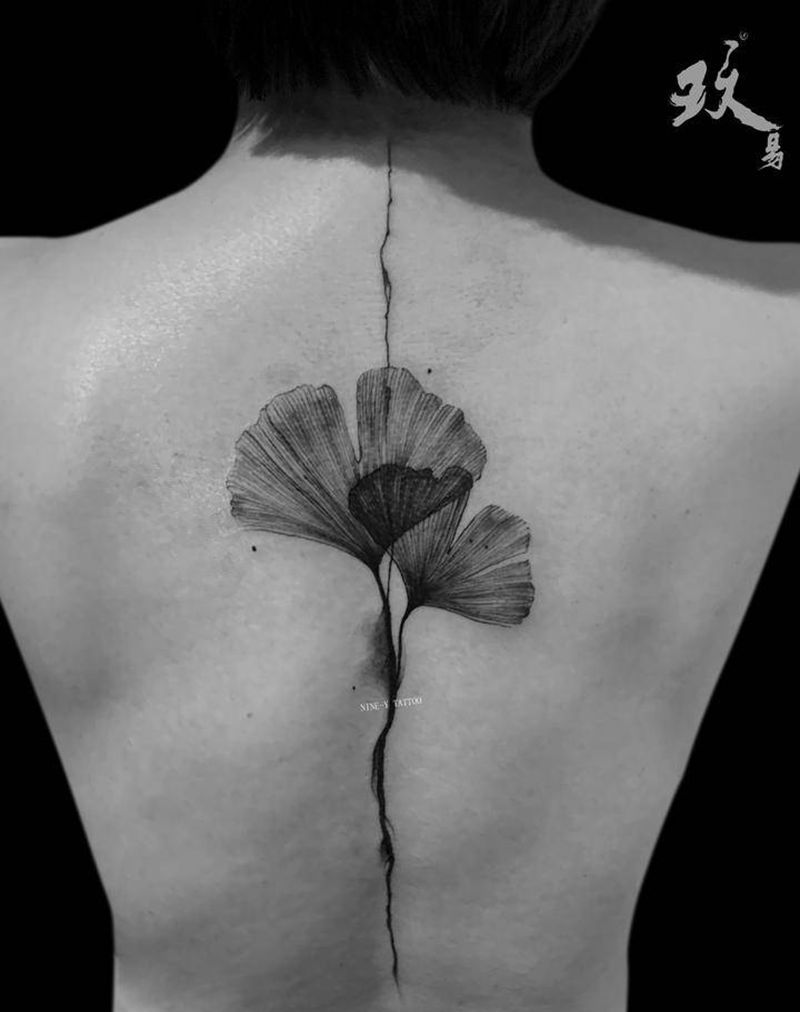 银杏叶纹身图片_背部几何纹身图案