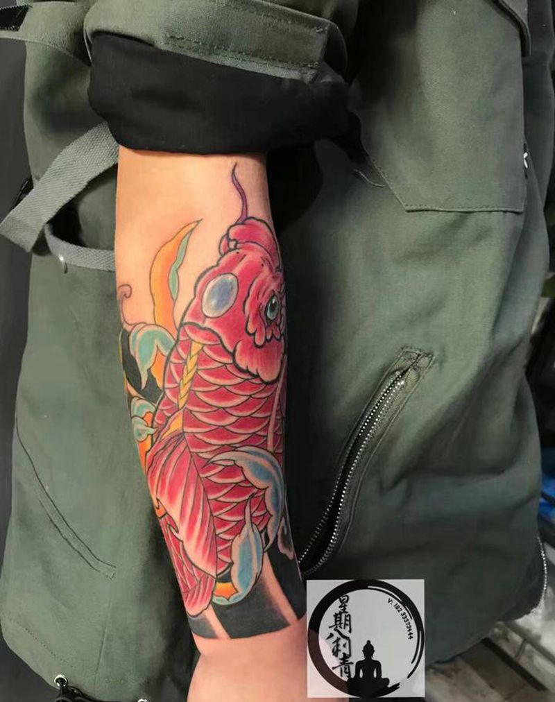 锦鲤遮盖包小臂纹身图片_手臂新传统遮盖鱼纹身图案
