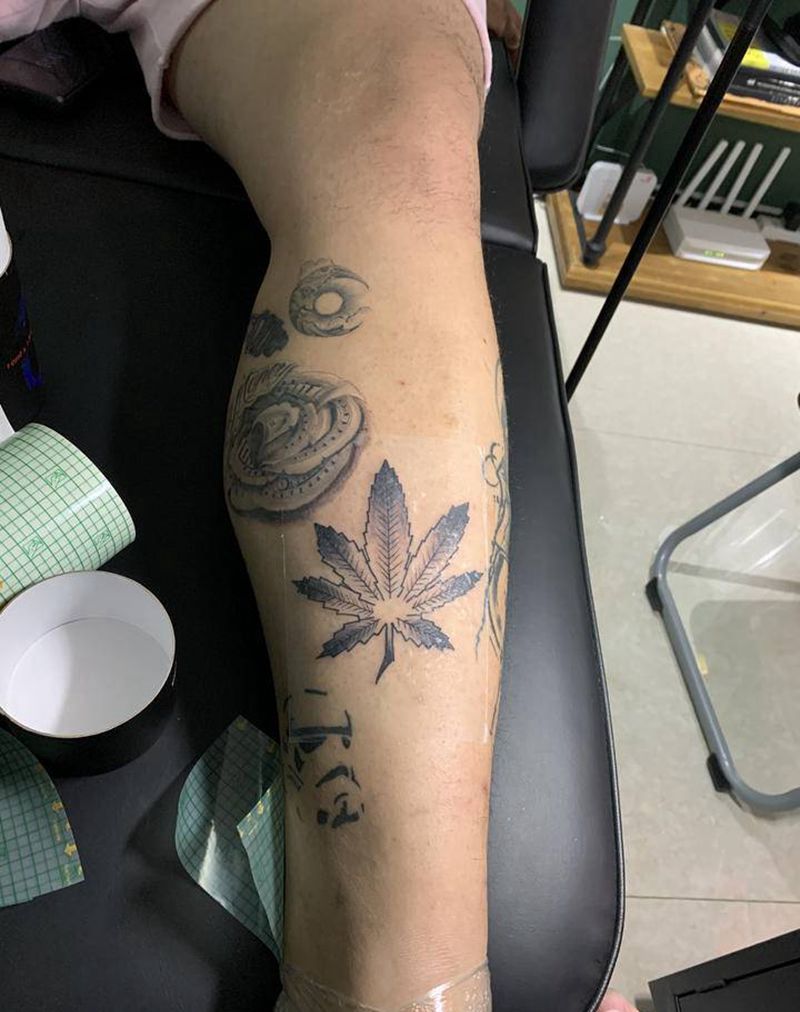 麻叶纹身图片_腿部纹身图案