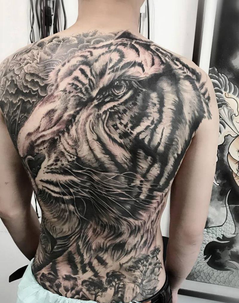 虎纹身图片_背部欧美写实纹身图案