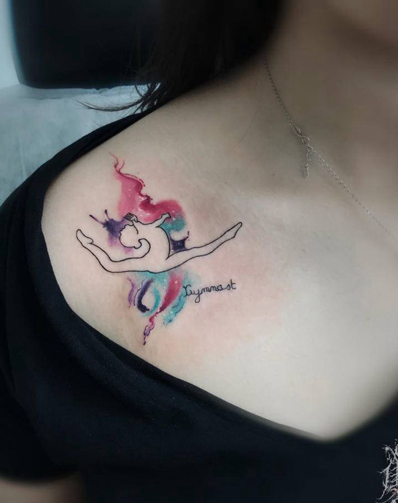 练体操的小女孩纹身图片_肩部水彩纹身图案
