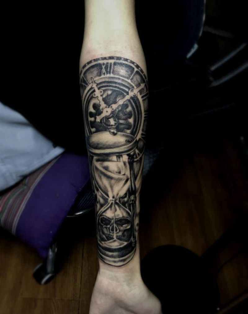 欧美时钟沙漏纹身图片_手部欧美写实纹身图案