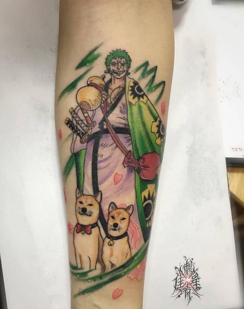 索隆和两只小柴犬纹身图片_手臂纹身图案