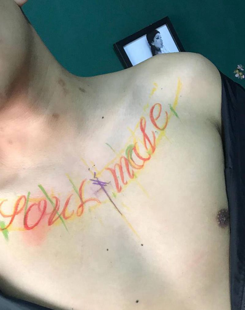 花胸花体字纹身图片_胸部纹身图案