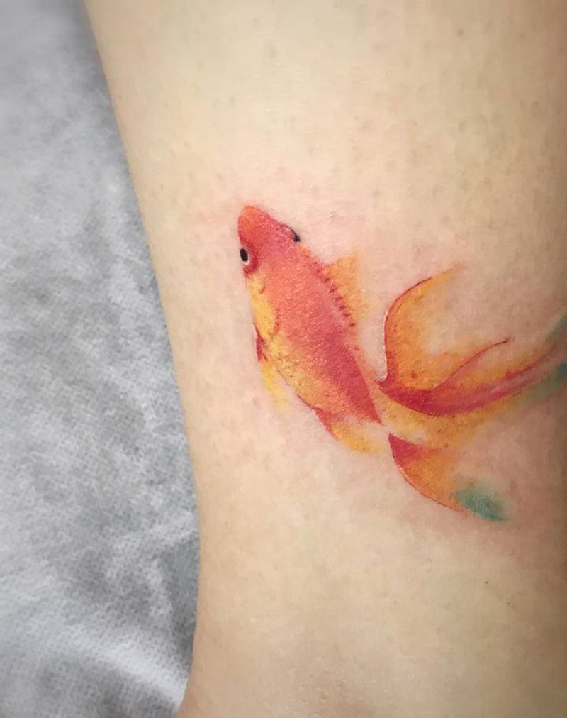 小金鱼纹身图片_腿部水彩纹身图案