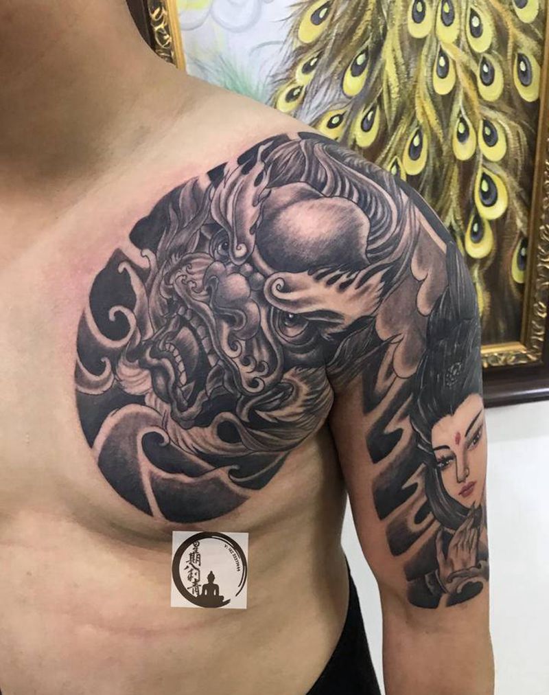 唐狮汉美人半甲遮盖纹身图片_肩部胸部新传统遮盖纹身图案
