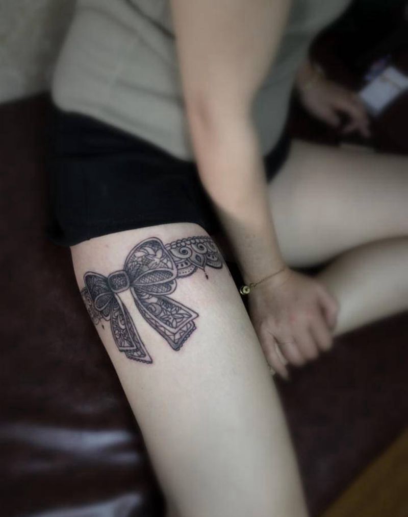 蕾丝纹身图片_臀部腿部纹身图案