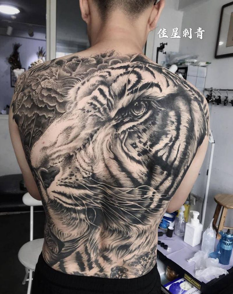 老虎恢复后纹身图片_背部欧美写实纹身图案
