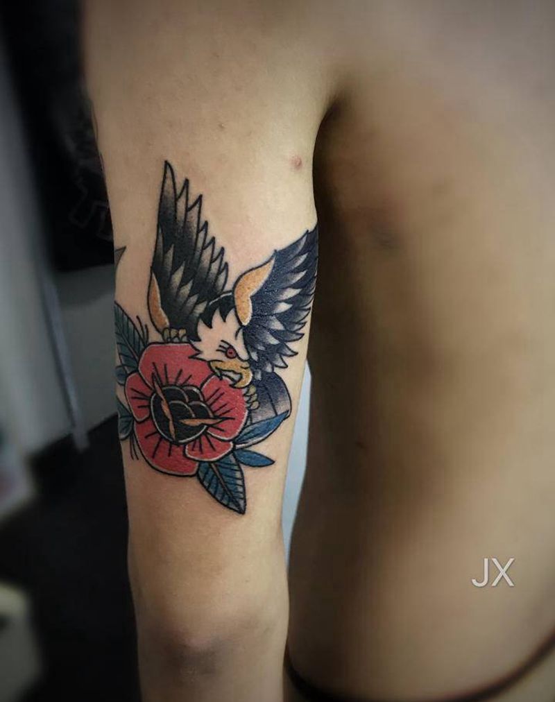 鹰纹身图片_手臂Old School纹身图案