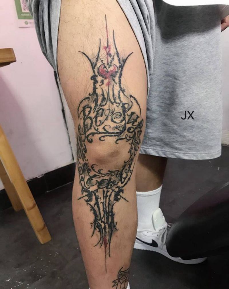 膝盖花体恢复后纹身图片_腿部花体字纹身图案