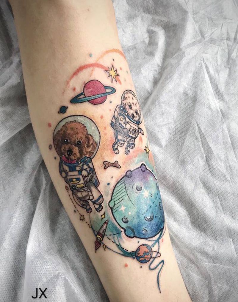 设计一下客人家两只太空狗狗纹身图片_腿部New School水彩纹身图案