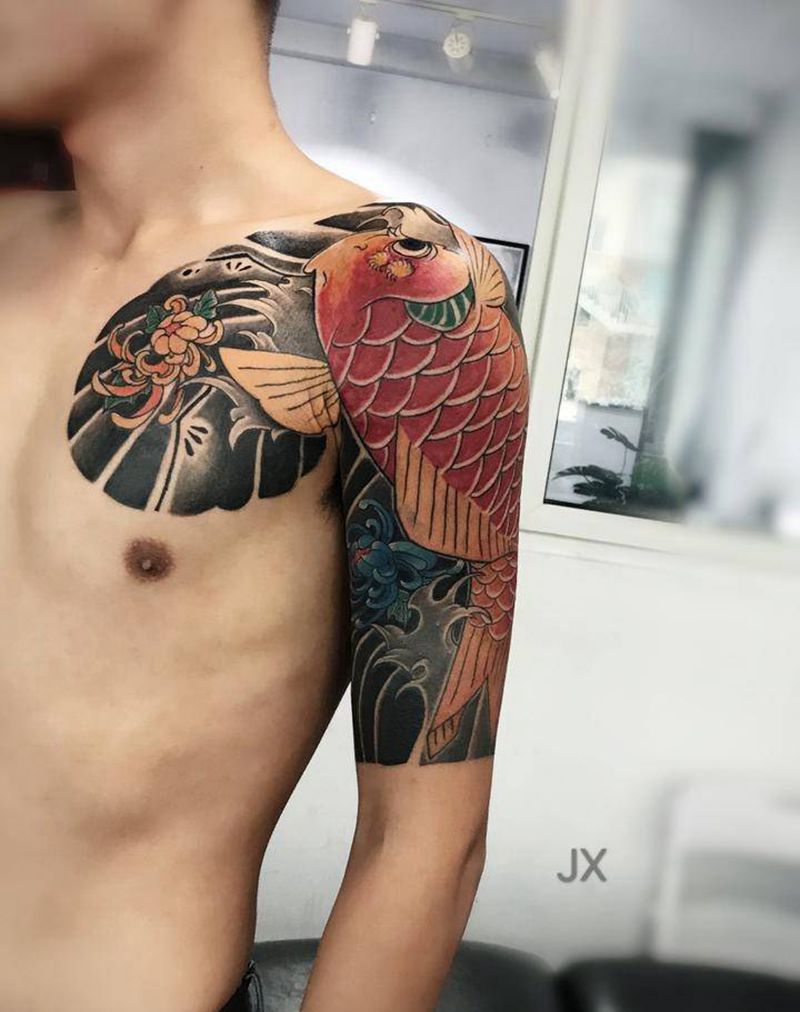 半甲鲤鱼纹身图片_手臂胸部老传统纹身图案