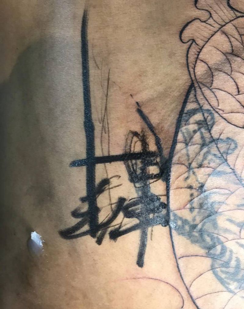 水墨字体纹身图片_背部腰部水墨字体纹身图案