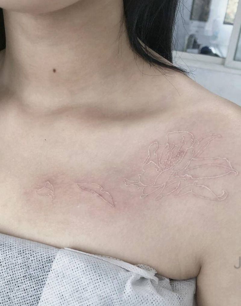 白色花纹身图片_胸部纹身图案