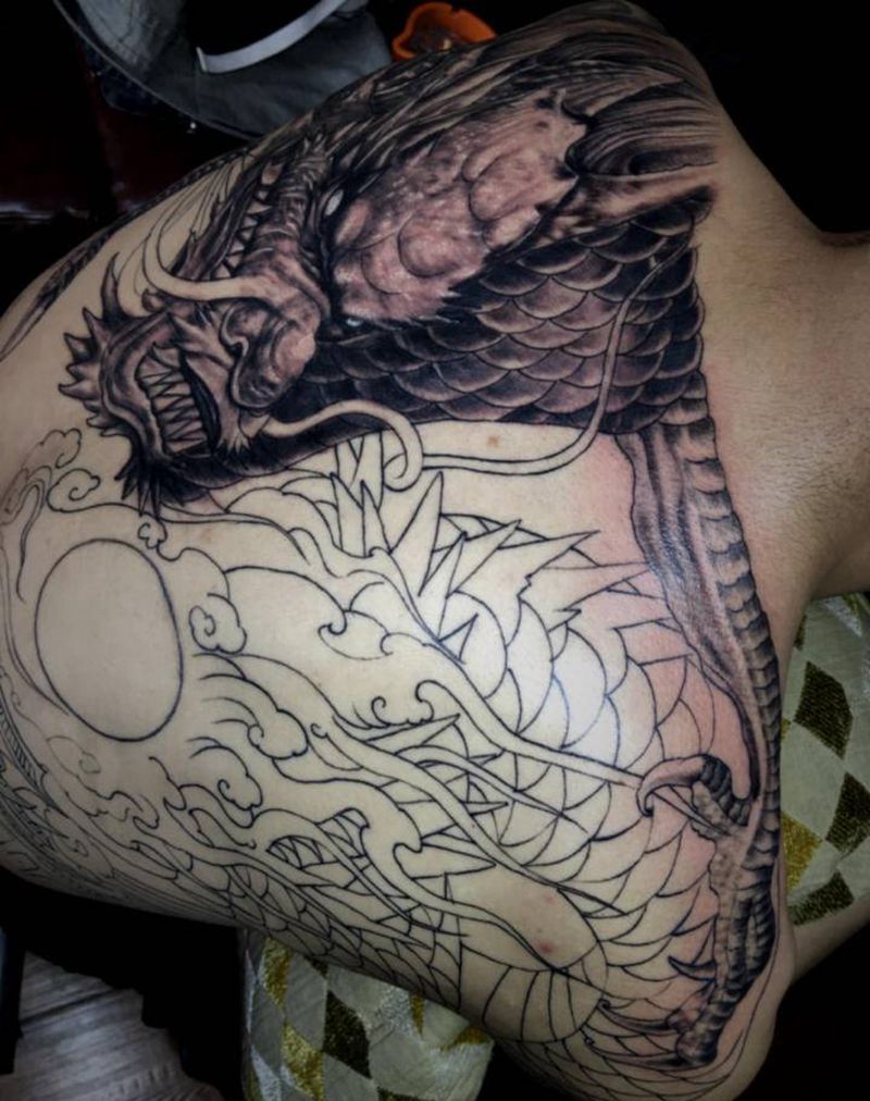 鲤鱼跃龙门鱼化龙纹身图片_背部纹身图案