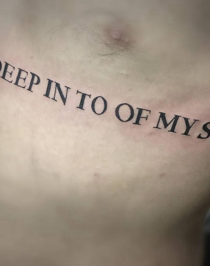 字母纹身图片_胸部纹身图案