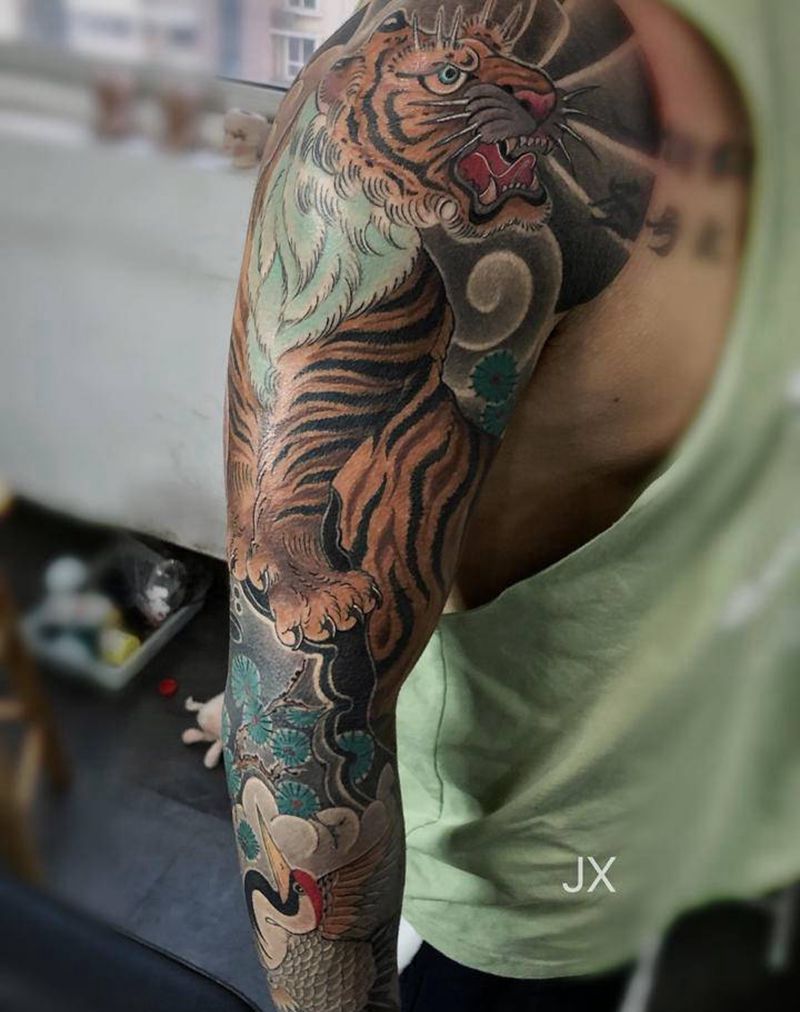 虎鹤花臂完成纹身图片_手臂老传统纹身图案