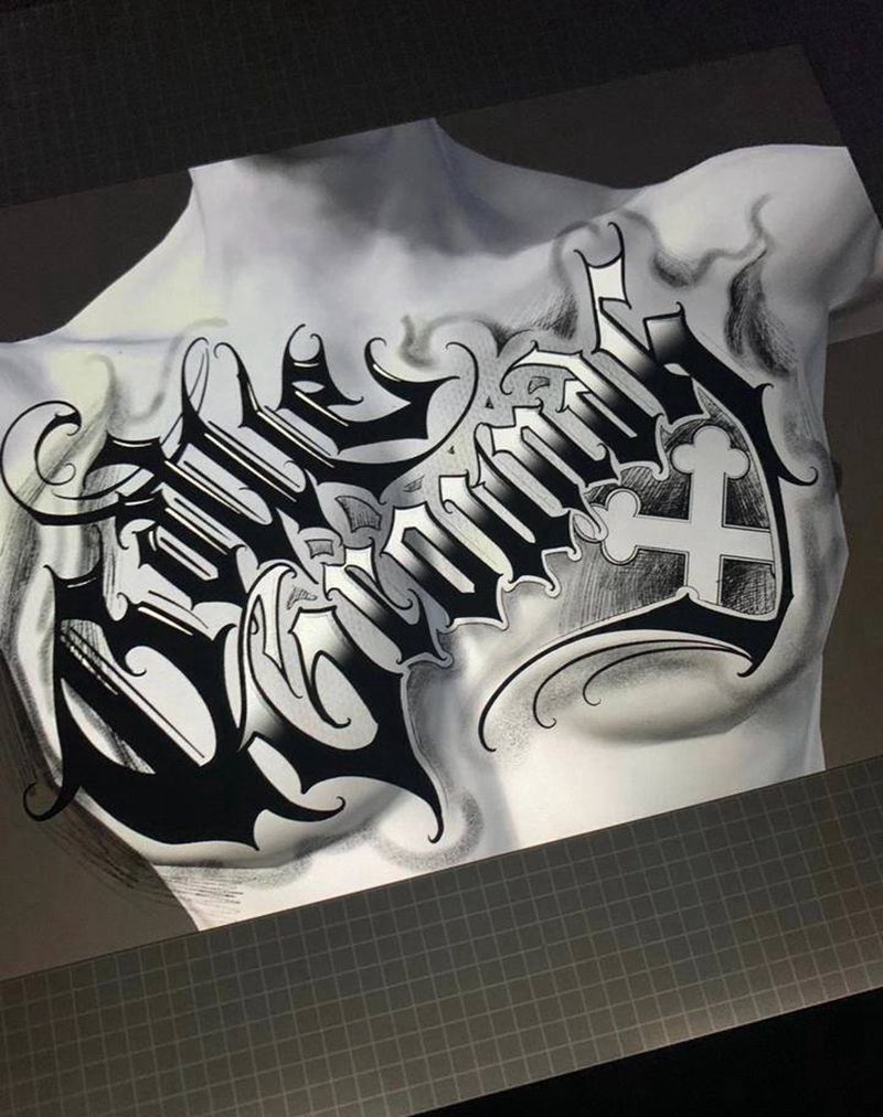 稿子找模特纹身图片_胸部纹身图案