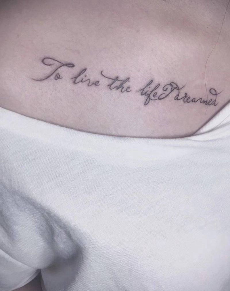 小字母纹身图片_胸部纹身图案