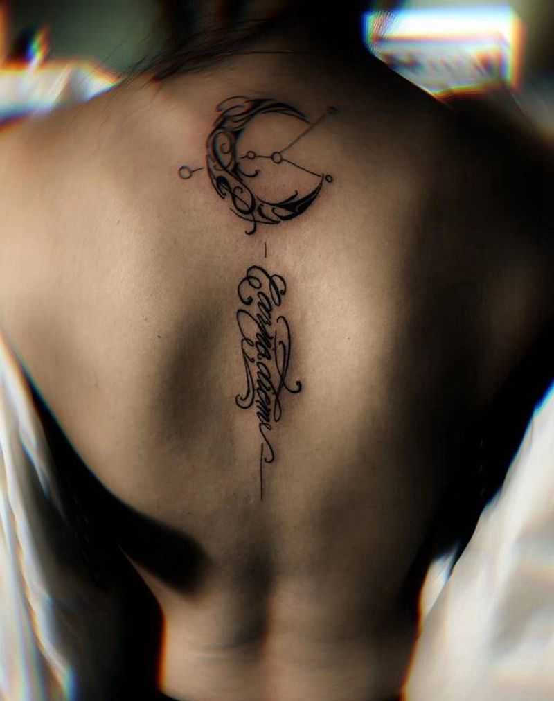 .纹身图片_背部花体字纹身图案