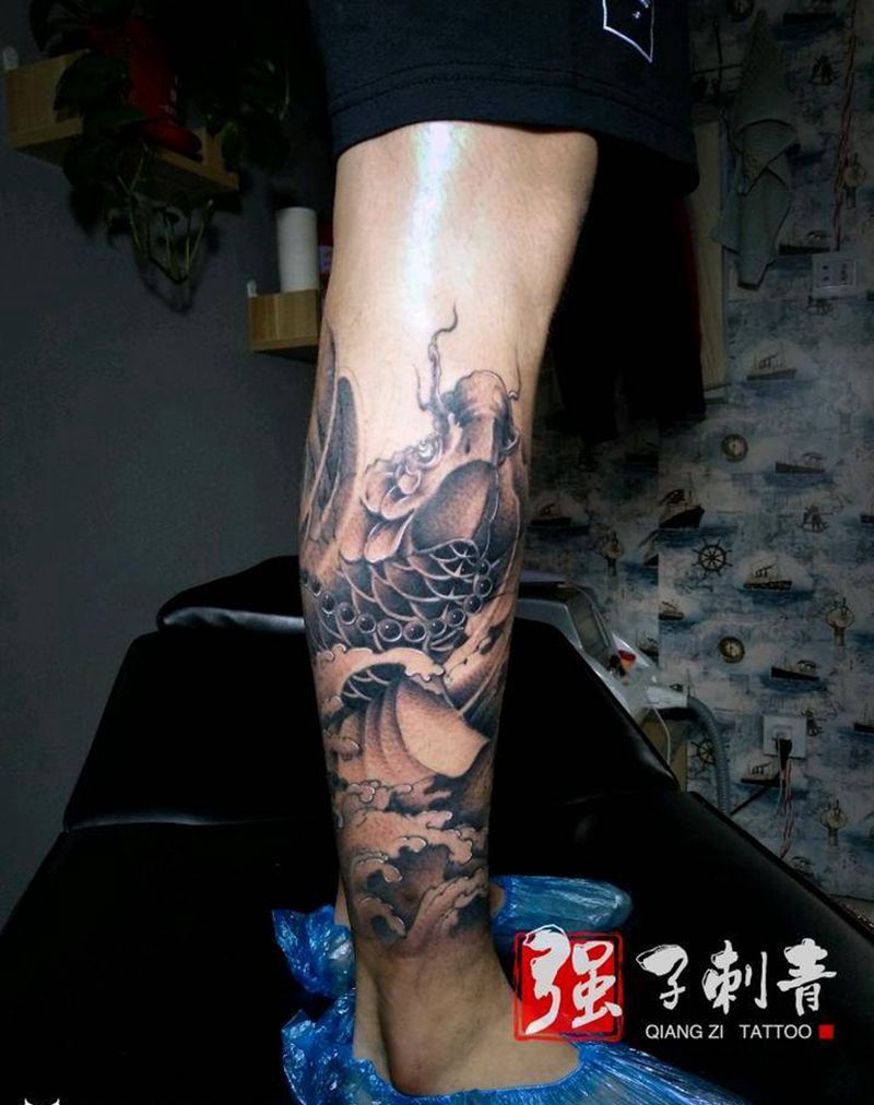 鲤鱼荷花包小腿纹身图片_腿部新传统纹身图案