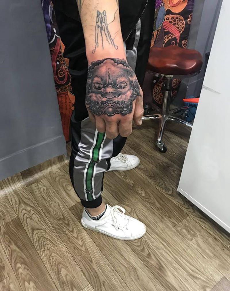 包手背唐狮纹身图片_手部新传统纹身图案