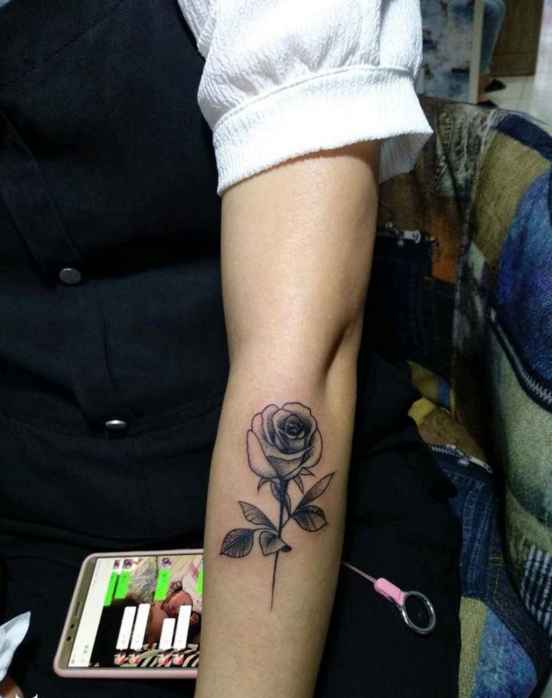 点刺《玫瑰花》纹身图片_手臂点刺纹身图案