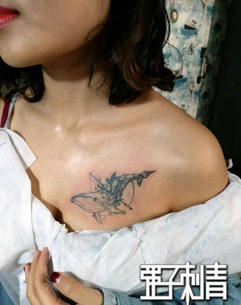 鲸纹身图片_胸部点刺几何纹身图案