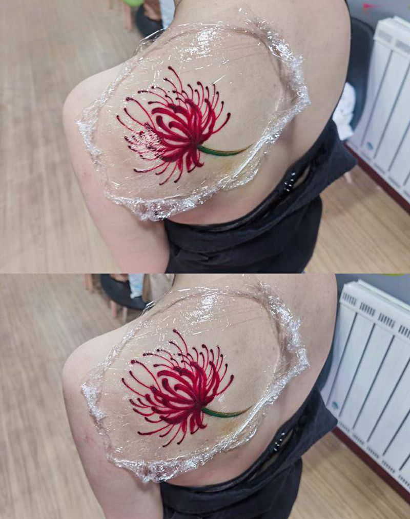 彼岸花纹身图片_肩部背部水彩水墨纹身图案