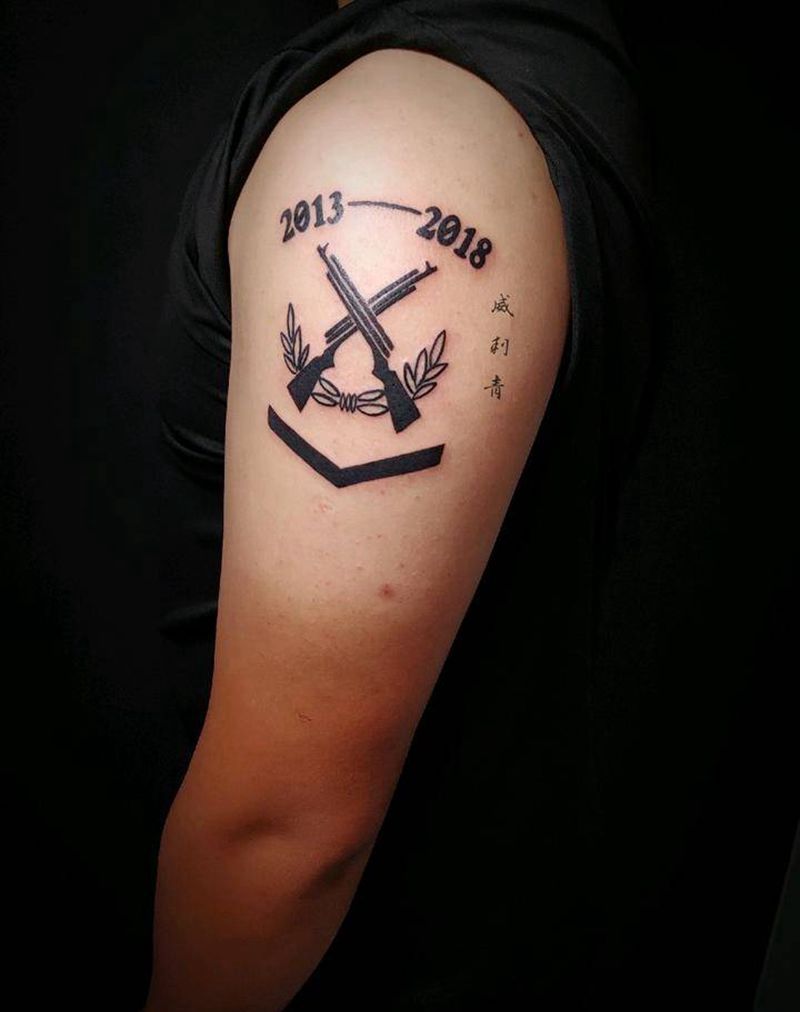 退伍纪念纹身图片_肩部图腾日期枪纹身图案