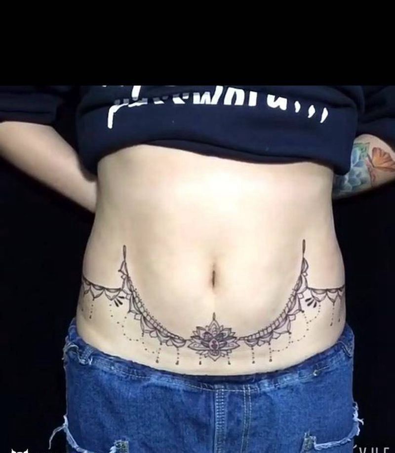 蕾丝纹身图片_背部胸部新传统纹身图案