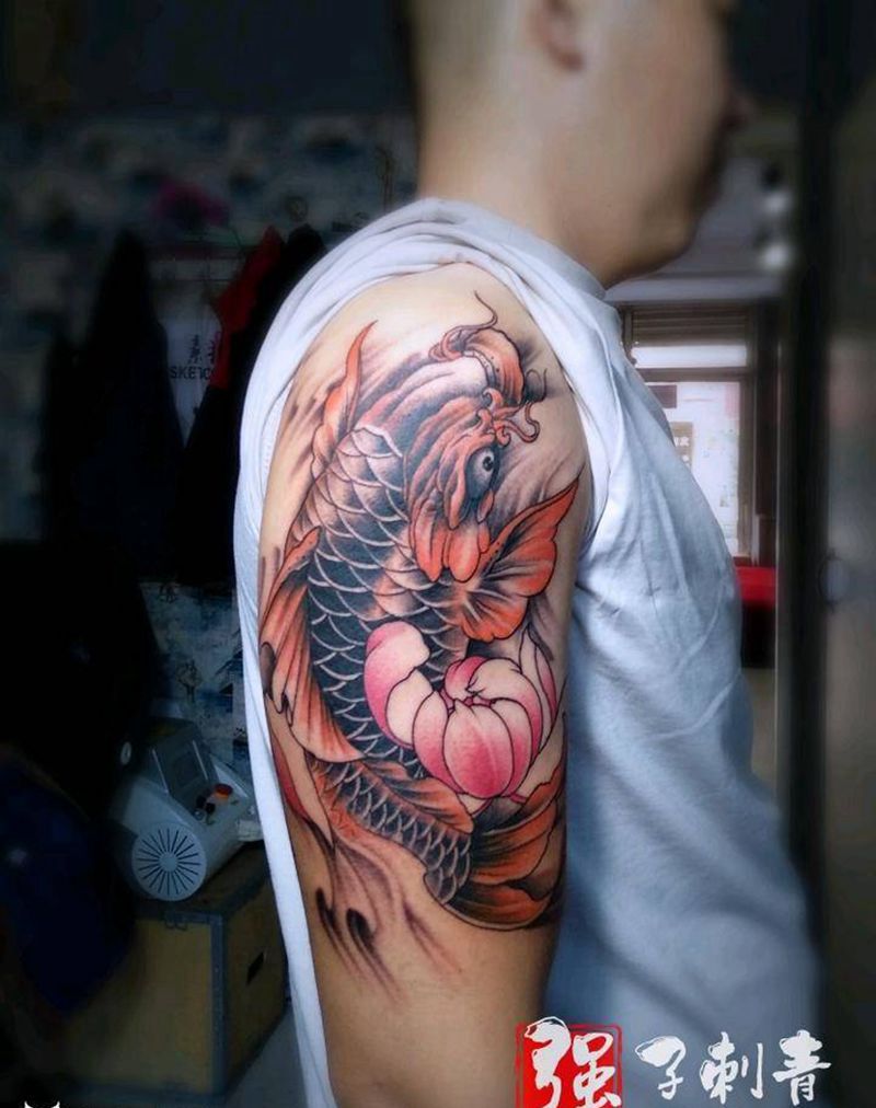 招财大鲤鱼纹身图片_手臂新传统纹身图案