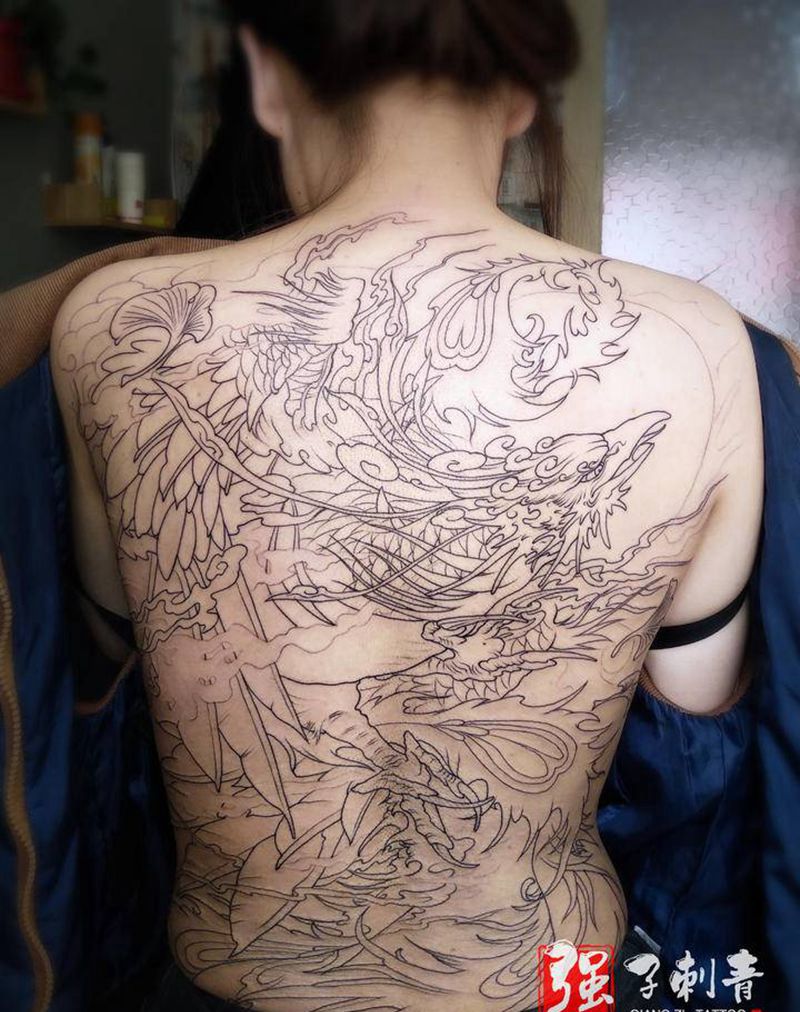 满背凤凰线条纹身图片_背部新传统纹身图案