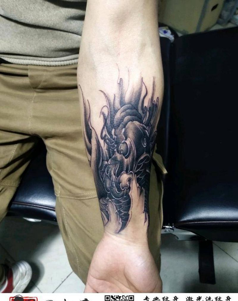 鲤鱼遮盖心电图纹身图片_手臂新传统遮盖纹身图案