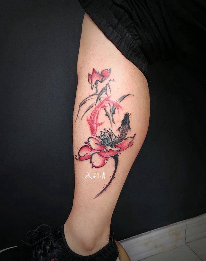 戏莲纹身图片_腿部水墨荷花双鱼纹身图案