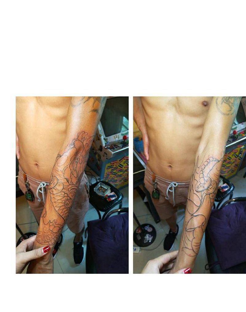 客人皮肤黑接花臂纹身图片