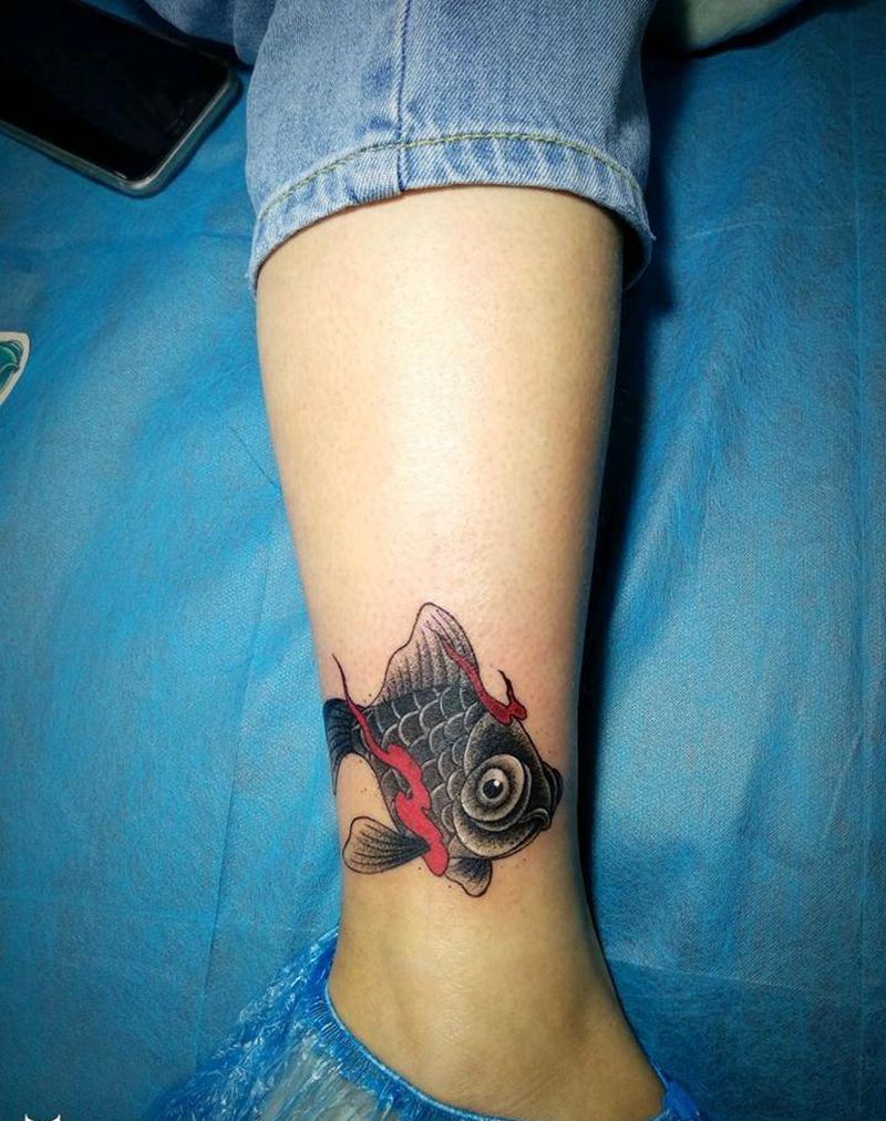 点刺《金鱼》遮盖英文字母纹身图片_腿部点刺纹身图案