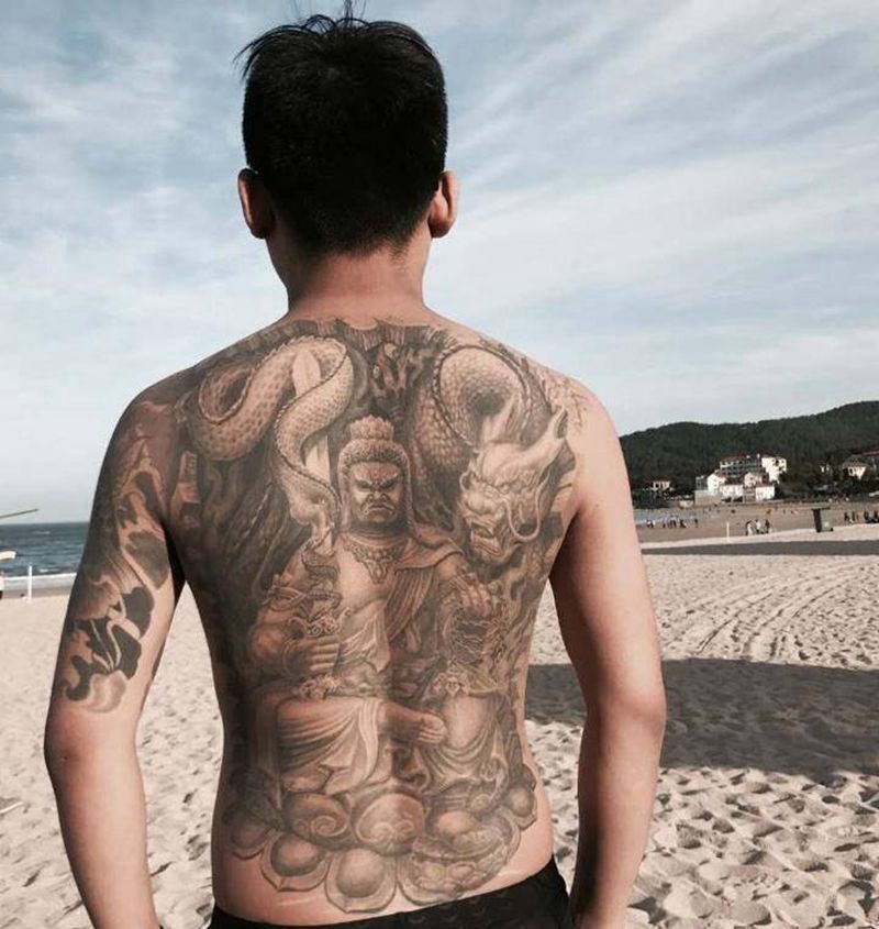 顾客还图纹身图片