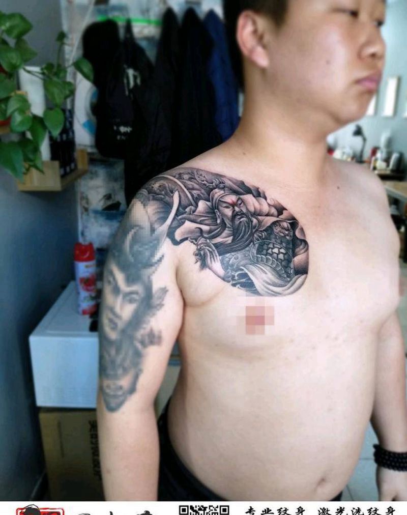 半胛关公打雾完成纹身图片_胸部新传统纹身图案
