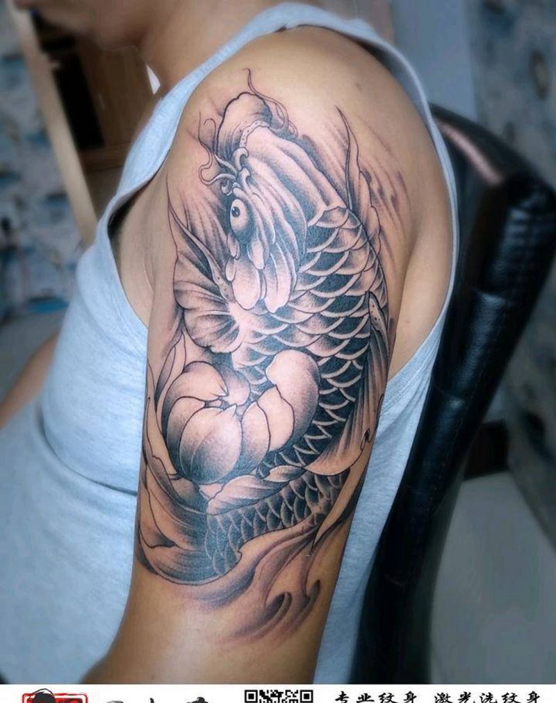 黑灰鲤鱼纹身图片_手臂新传统纹身图案