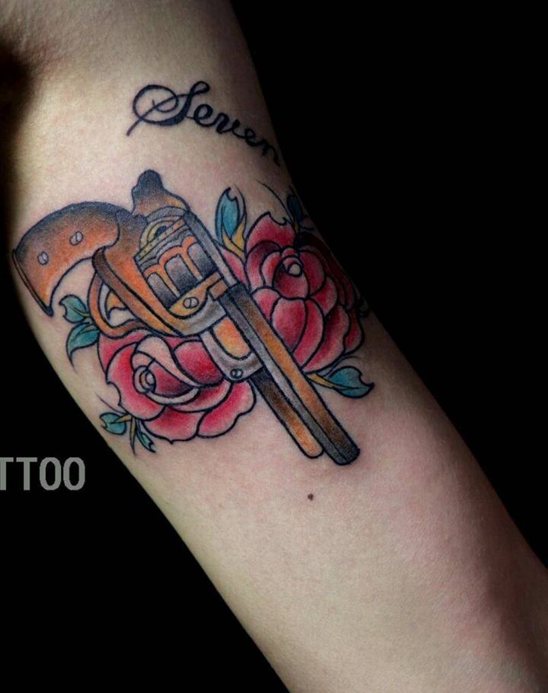 newschool手枪纹身图片