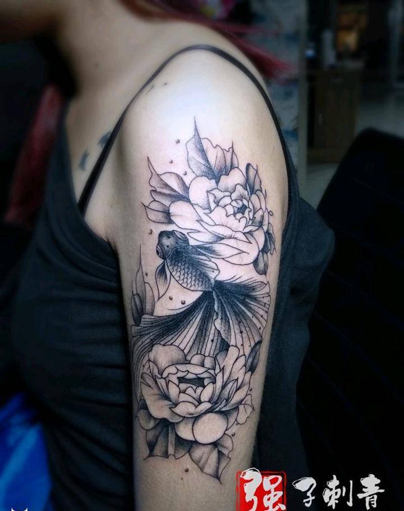 小金鱼素花纹身图片_手臂新传统纹身图案