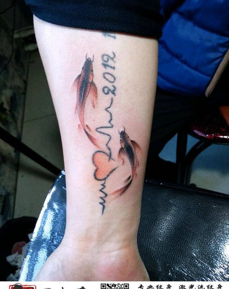 给旧纹身添加两条小鱼纹身图片_手臂水彩纹身图案