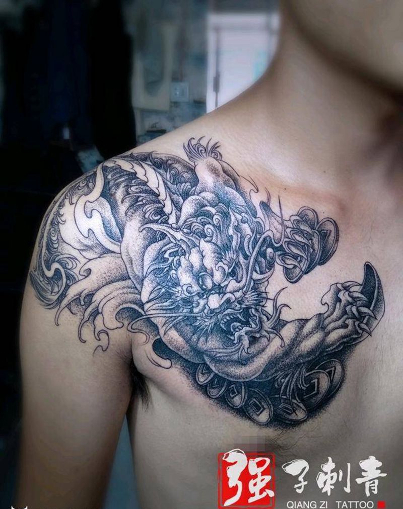 招财貔貅纹身图片_胸部新传统圆针点刺纹身图案