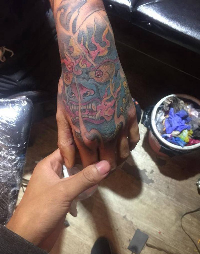 手背遮盖纹身图片