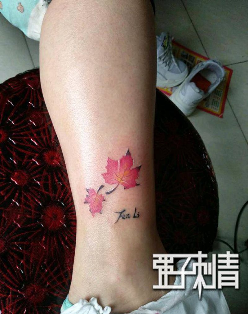 枫叶纹身图片_腿部水彩纹身图案