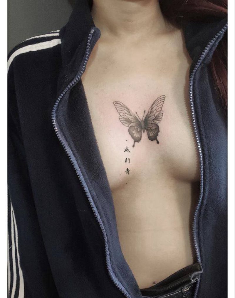 燕尾蝶纹身图片_胸部燕尾蝶蝴蝶胸骨纹身图案