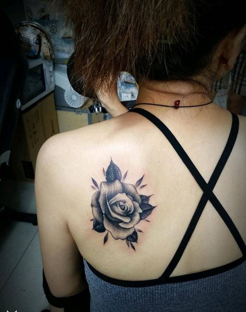 玫瑰花纹身图片_肩部新传统素描纹身图案