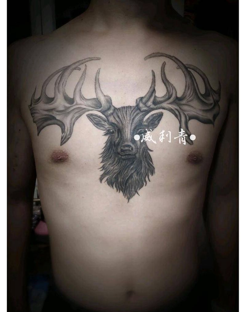 麋鹿纹身图片_胸部点刺欧美写实麋鹿纹身图案