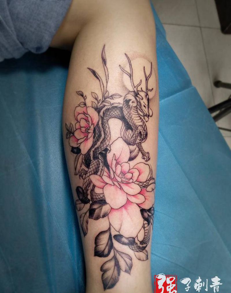 粉色素花龙纹身图片_腿部纹身图案
